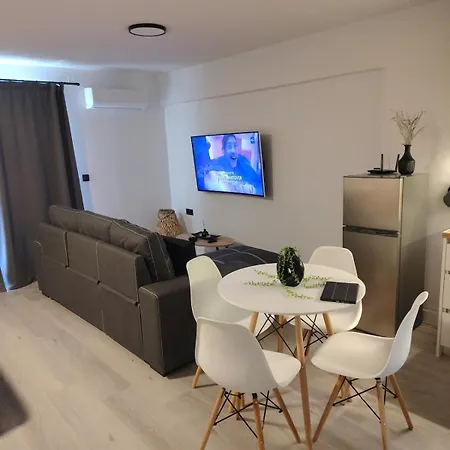 Modern & Spacious 100m From The شقة خيرسونِسوس