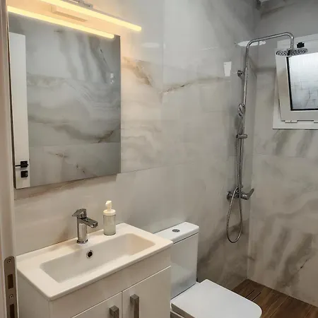 Modern & Spacious 100m From The شقة *