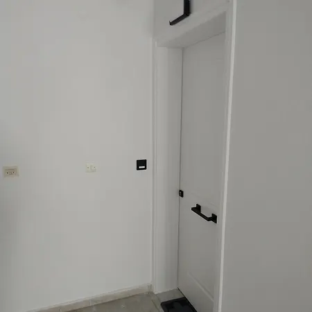 Modern & Spacious 100m From The شقة *