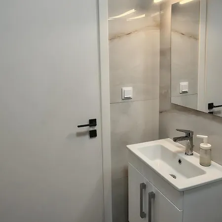 Modern & Spacious 100m From The شقة