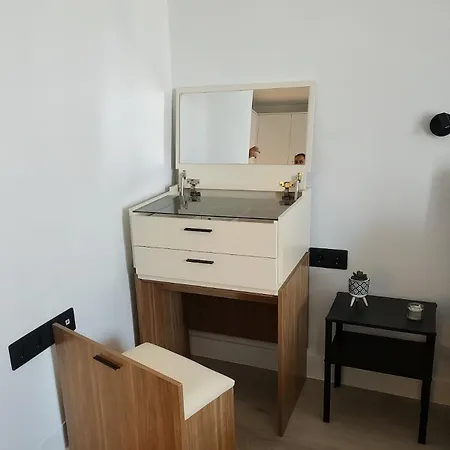 Modern & Spacious 100m From The شقة *