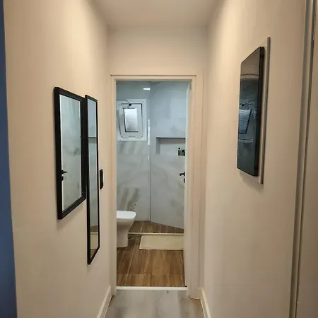 Modern & Spacious 100m From The شقة