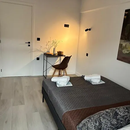 Modern & Spacious 100m From The شقة *