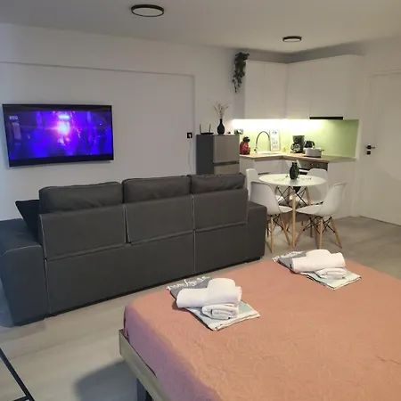 Modern & Spacious 100m From The * خيرسونِسوس